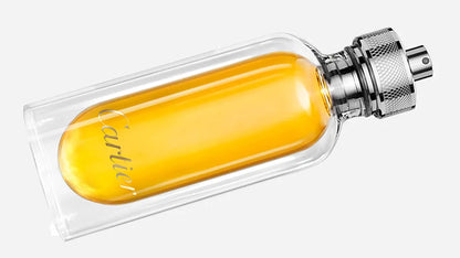 detalle del frasco del perfume cartier lenvol eau de parfum mostrando el color dorado del líquido y el grabado del nombre en el vidrio