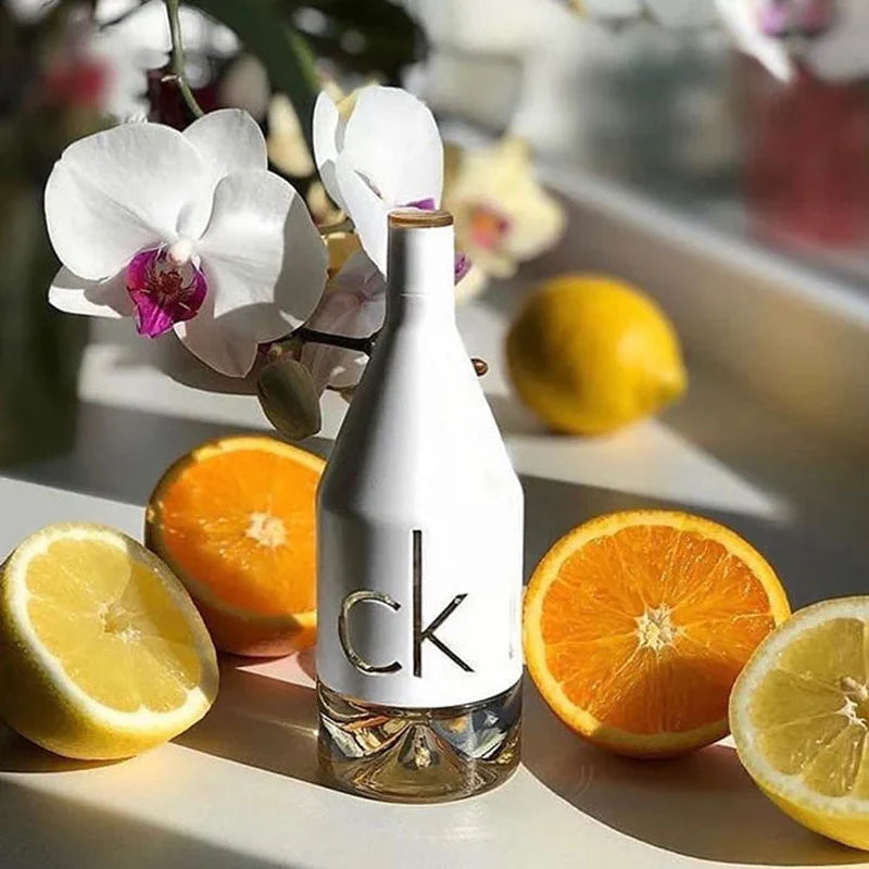 ck in2u mujer calvin klein edt 150ml perfume floral oriental cítrico diseñado para mujeres con estilo fresco y vibrante