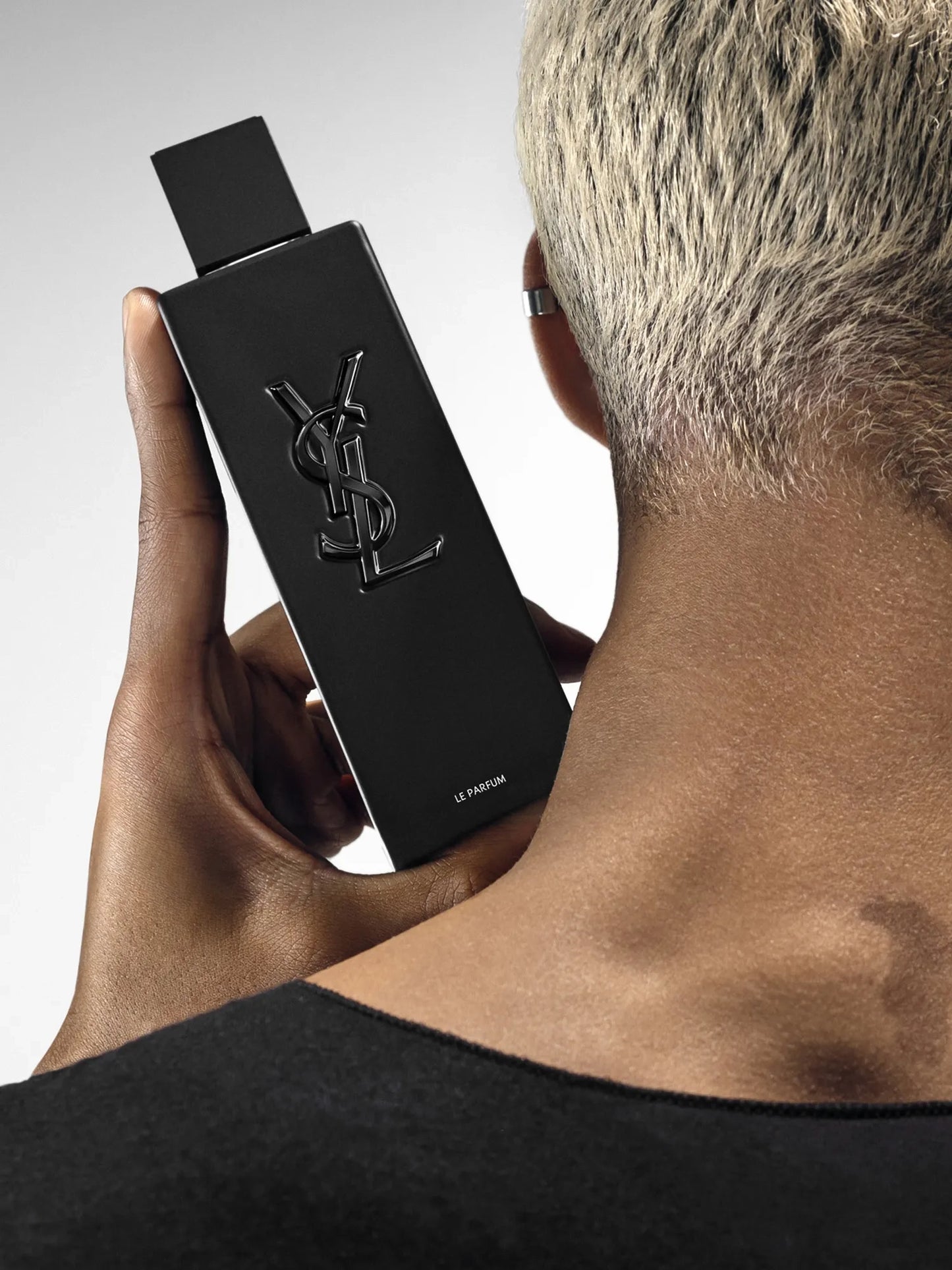Primer plano del logo YSL grabado en el frasco MYSLF Le Parfum