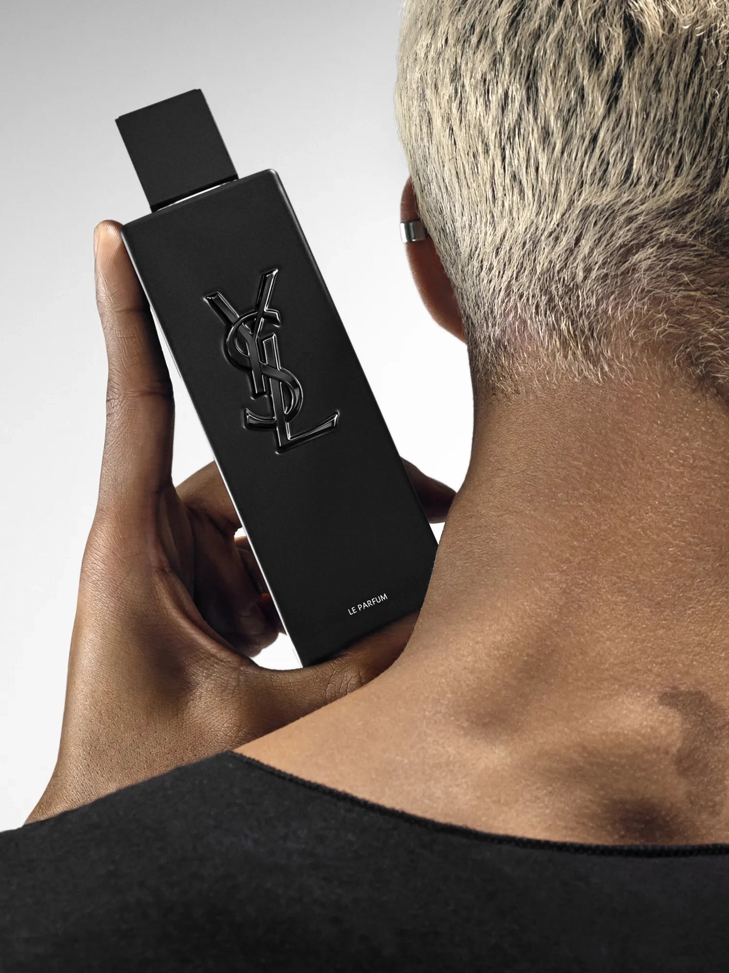 Primer plano del logo YSL grabado en el frasco MYSLF Le Parfum
