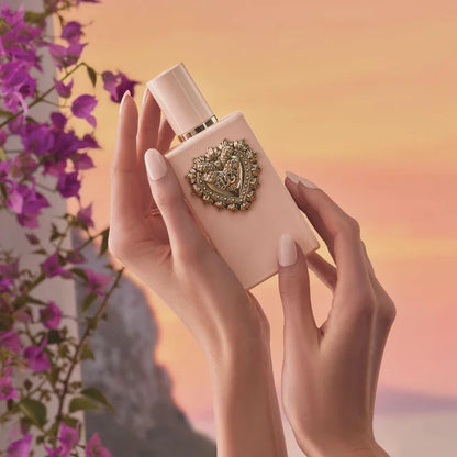 detalle cercano de la tapa del perfume my devotion dolce gabbana destacando forma color y acabado del diseño