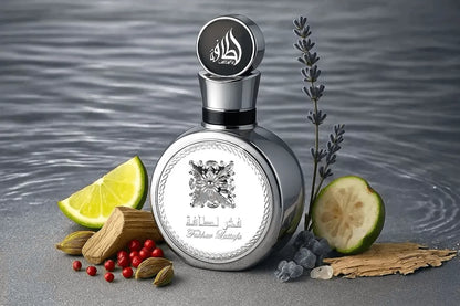 Caja del perfume Fakhar Platin de Lattafa 100 ml con diseño plateado y logotipo distintivo de la marca árabe