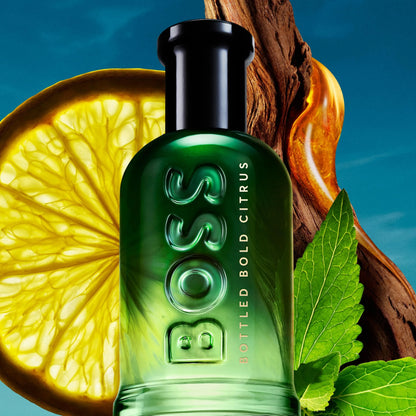 detalle cercano de la tapa del perfume hugo boss bold citrus mostrando textura y diseño