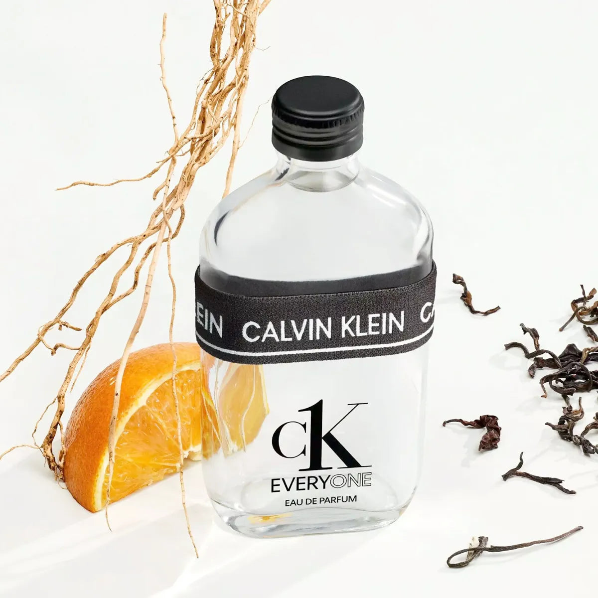 Frasco de Calvin Klein CK Everyone EDP 100ml, perfume unisex con diseño transparente y notas de naranja, té negro y vetiver