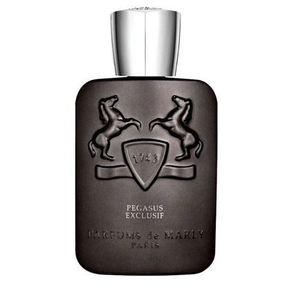 Frasco metalizado mate en tono plateado oscuro del perfume Parfums De Marly Pegasus Exclusif 125ml