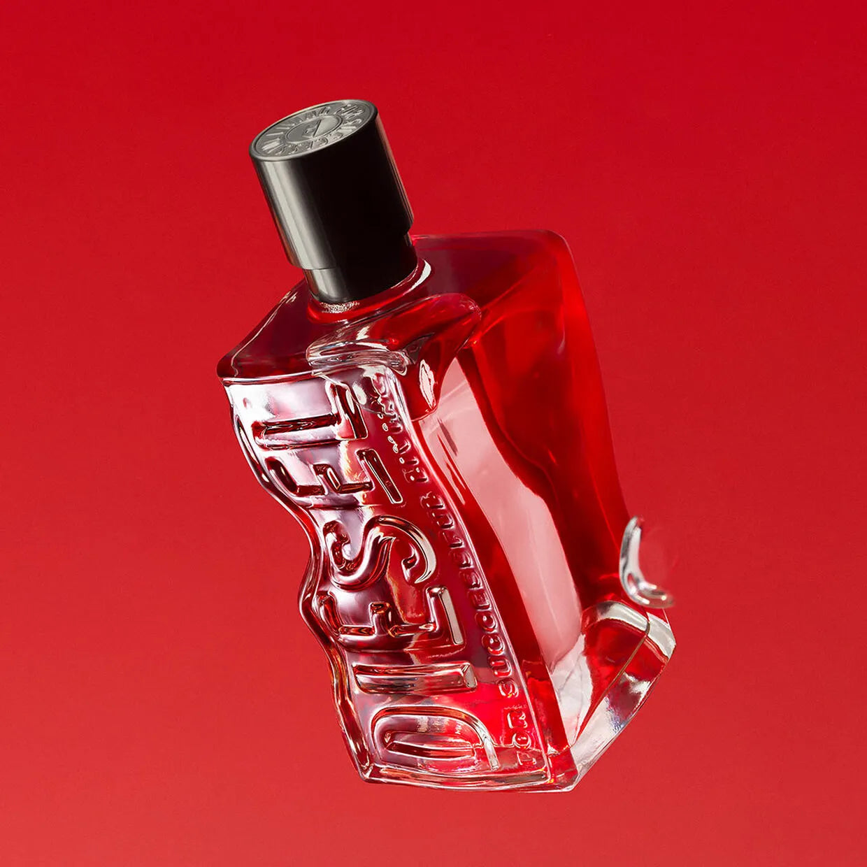 vista frontal del perfume para hombre diesel d red tapa negra liquido rojo elegante 