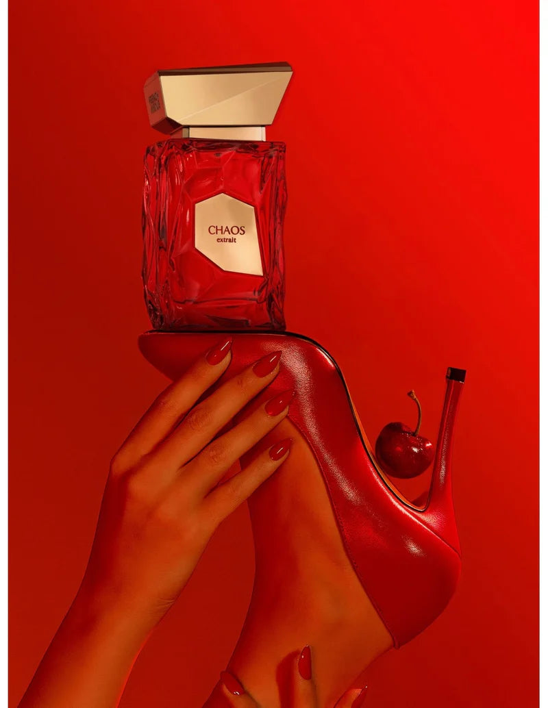 imagen del perfume chaos extrait french avenue sobre fondo claro destacando su estilo elegante y moderno