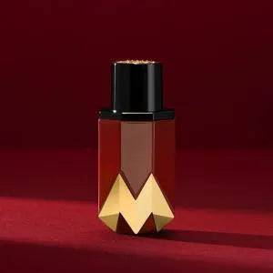 detalle del frasco perfume garnet for kings royalty by maluma 75 ml con reflejos metálicos y tono rojo oscuro