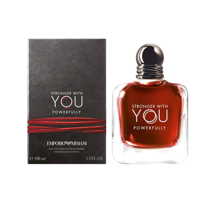 frasco de giorgio armani stronger with you powerfully edp 100 ml para hombre sobre fondo limpio