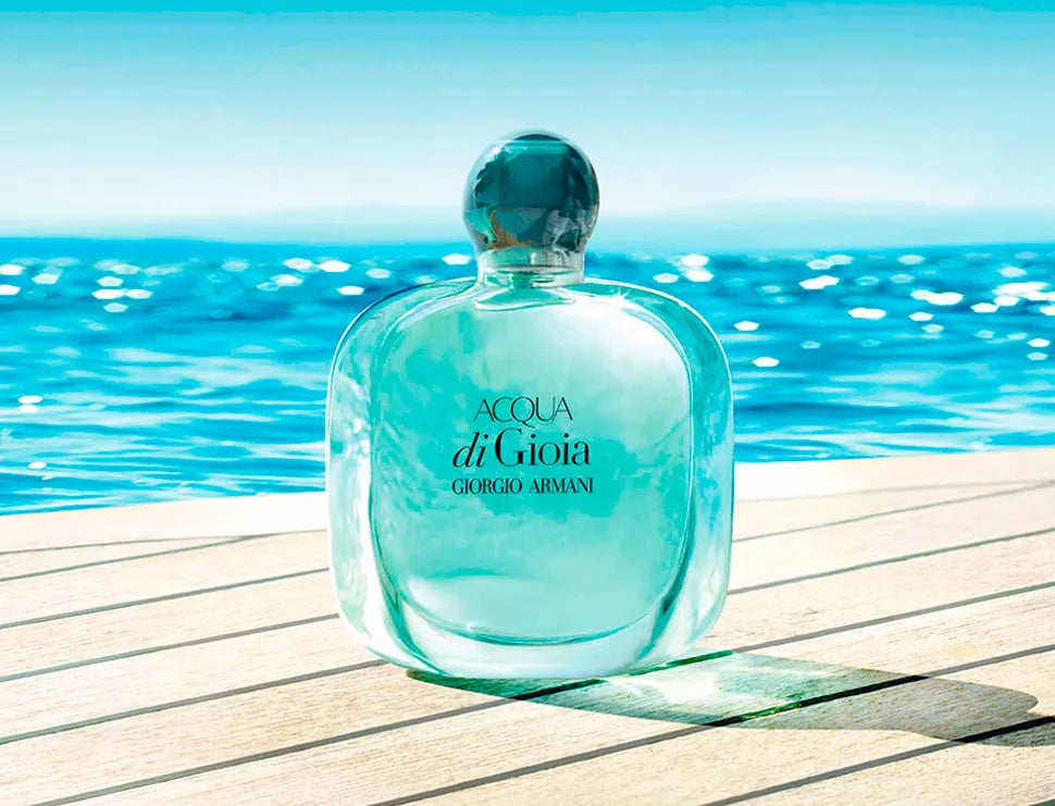 fotografía del perfume acqua di gioia edp mostrando su inspiración en el mar y su carácter femenino y sereno
