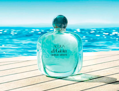 fotografía del perfume acqua di gioia edp mostrando su inspiración en el mar y su carácter femenino y sereno