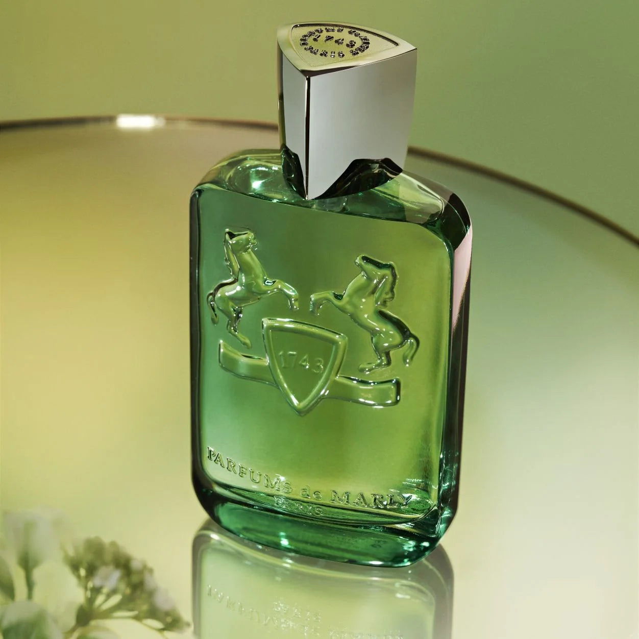 parfums de marly greenley imagen mostrando su frasco verde con tapa plateada sobre fondo neutro