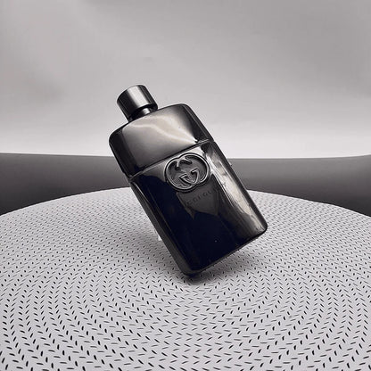 Caja del perfume Gucci Guilty Intense con detalles negros y dorados característicos