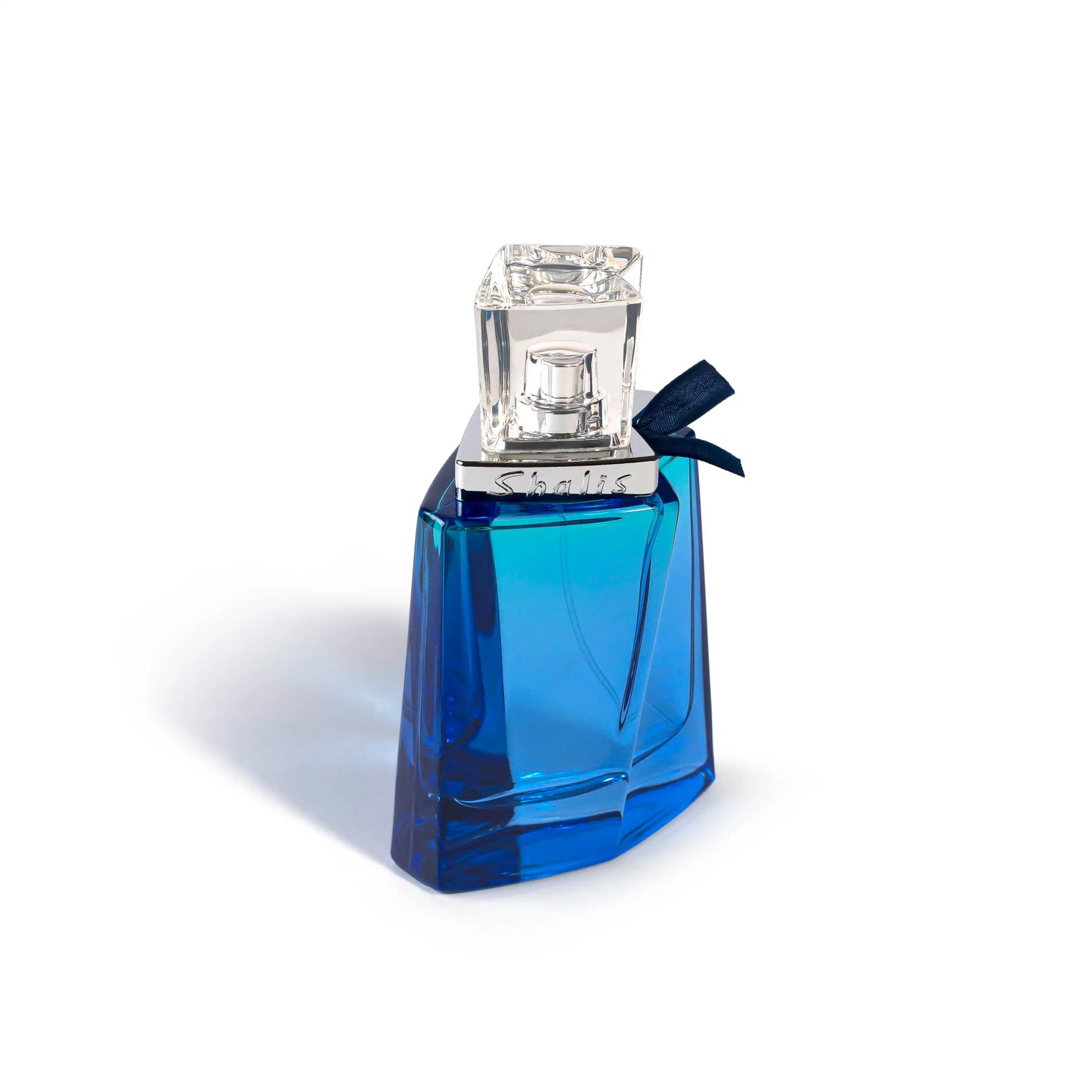 Hombre aplicando la fragancia Shalis Man de Remy Marquis después de afeitarse