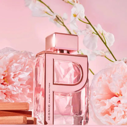 imagen en primer plano del frasco Paris Hilton Iconic resaltando textura y color del envase