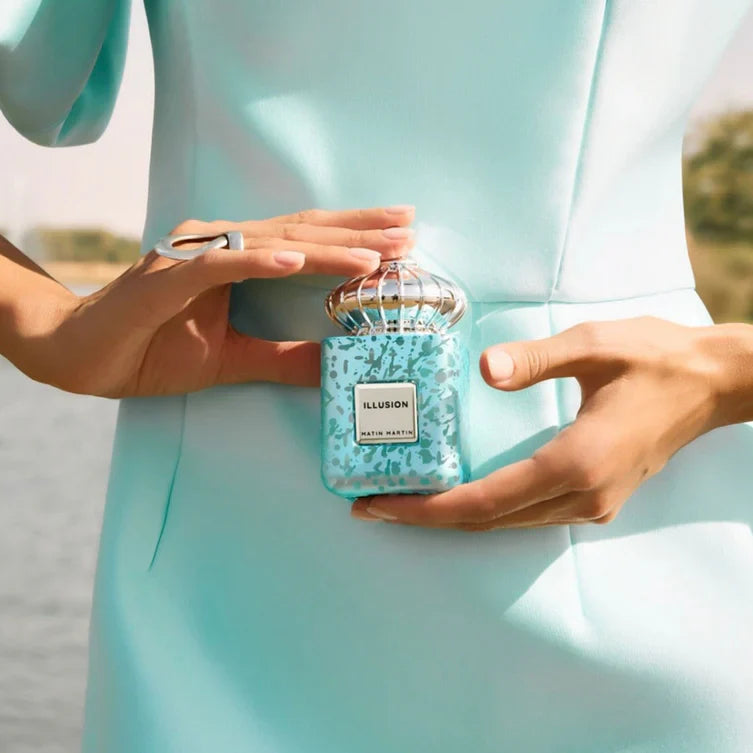 detalle cercano de la tapa del perfume illusion matin martin resaltando su diseño