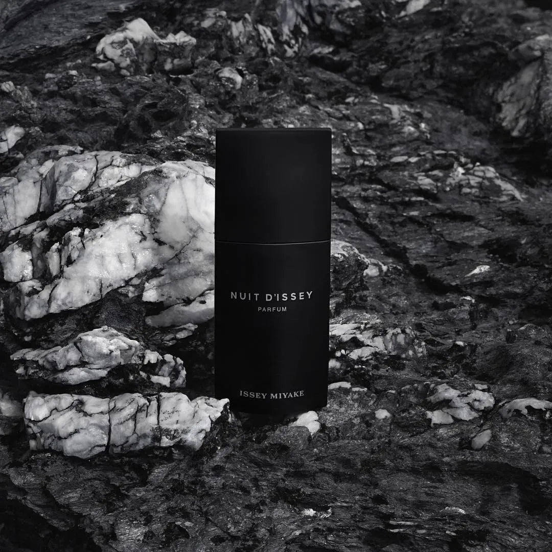 detalle del perfume nuit parfum  issey miyake 125 ml resaltando la fragancia amaderada especiada masculina