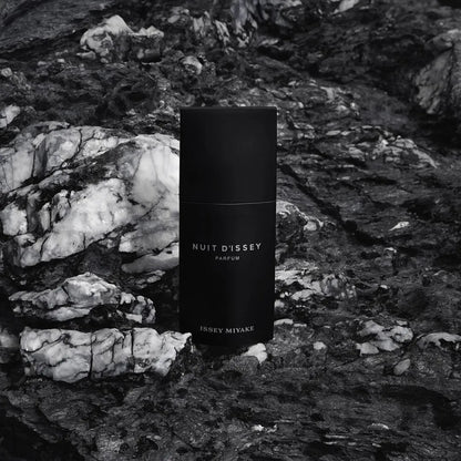 detalle del perfume nuit parfum  issey miyake 125 ml resaltando la fragancia amaderada especiada masculina