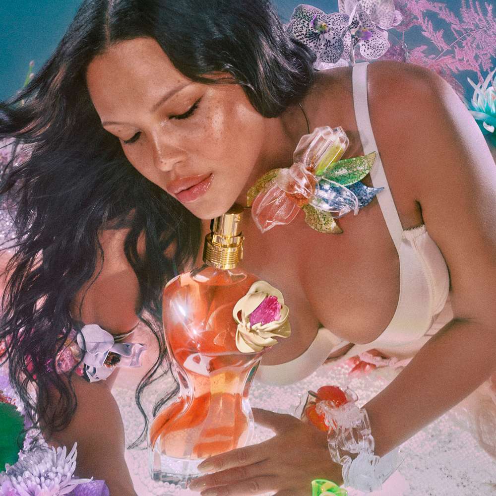 Perfume Jean Paul Gaultier La Belle Flower Edition EDP 125ml frasco escultórico con estampado floral y base ovalada