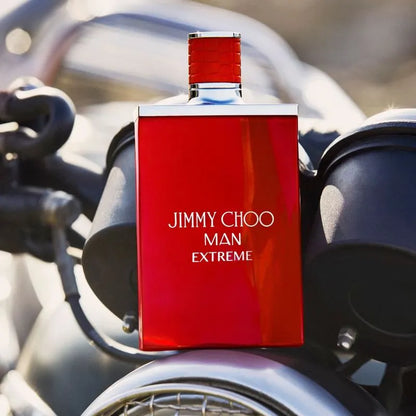detalle del tapón del perfume Jimmy Choo Man Extreme resaltando su diseño metálico