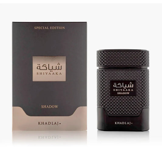 Perfume Khadlaj Shiyaaka Shadow 100ml Edp en frasco oscuro con reflejos metálicos sobre fondo blanco