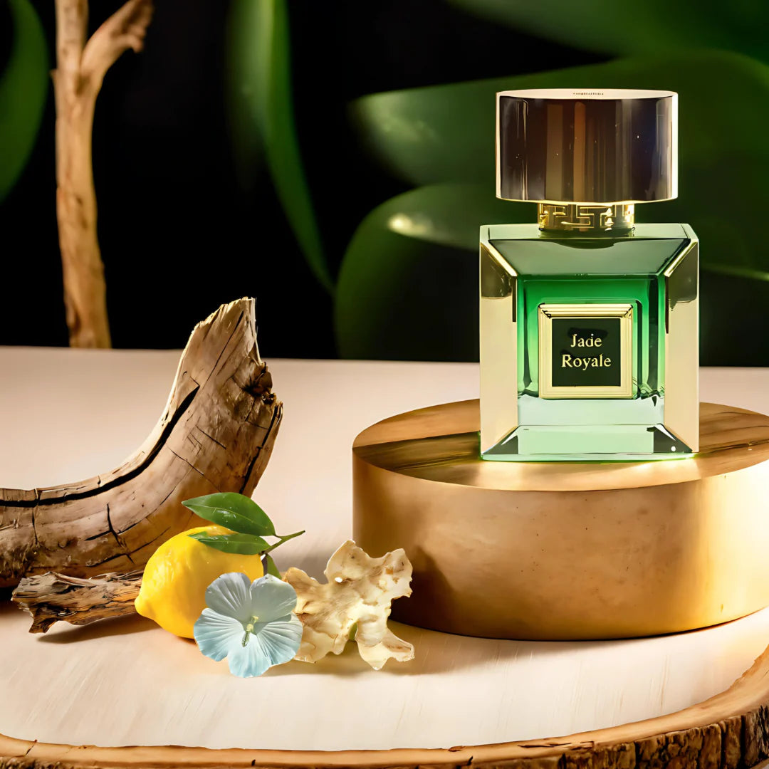 detalle cercano de la tapa del perfume korbaj jade royale resaltando su diseño