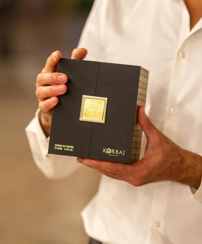 presentacion completa del perfume korbaj oud for you 100 ml extrait de parfum con frasco y caja en composicion ordenada