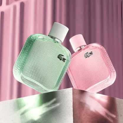 Vista lateral del perfume Lacoste L.12.12 Blanc Eau Fraîche Eau de Toilette 100ml