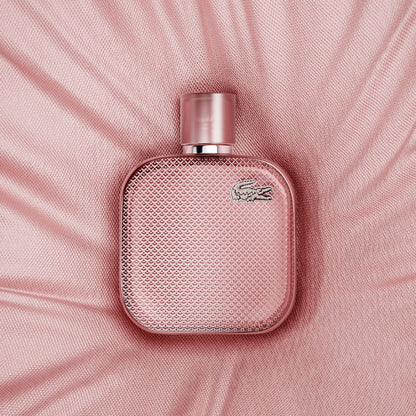 Vista lateral del perfume Lacoste Silver Rose L.12.12 Eau De Parfum Mujer 100 ml
