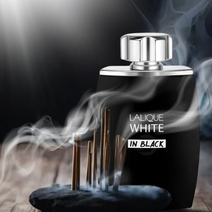 Perfume White In Black de Lalique en un ambiente moderno y oscuro
