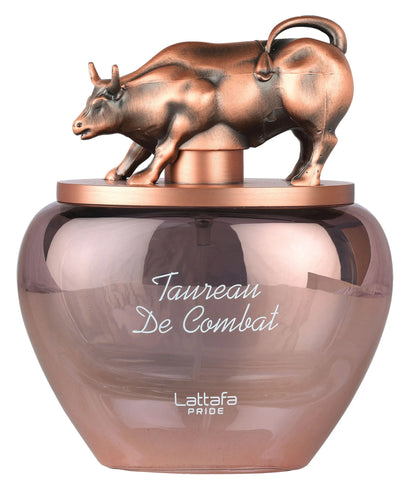 vista frontal del perfume lattafa taurean de combat mostrando su diseño cuadrado y tapa plateada