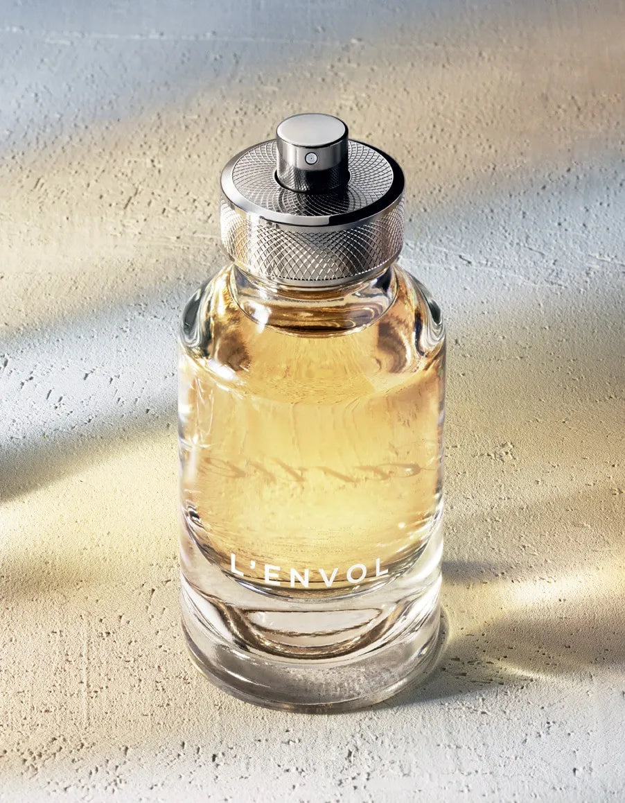 frasco del perfume lenvol de cartier 100 ml mostrando el diseño cilíndrico y el tapón plateado