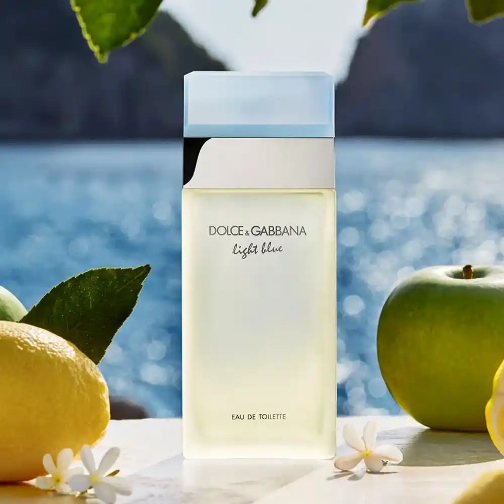 Detalle del perfume Light Blue EDT de Dolce & Gabbana con notas cítricas y florales.