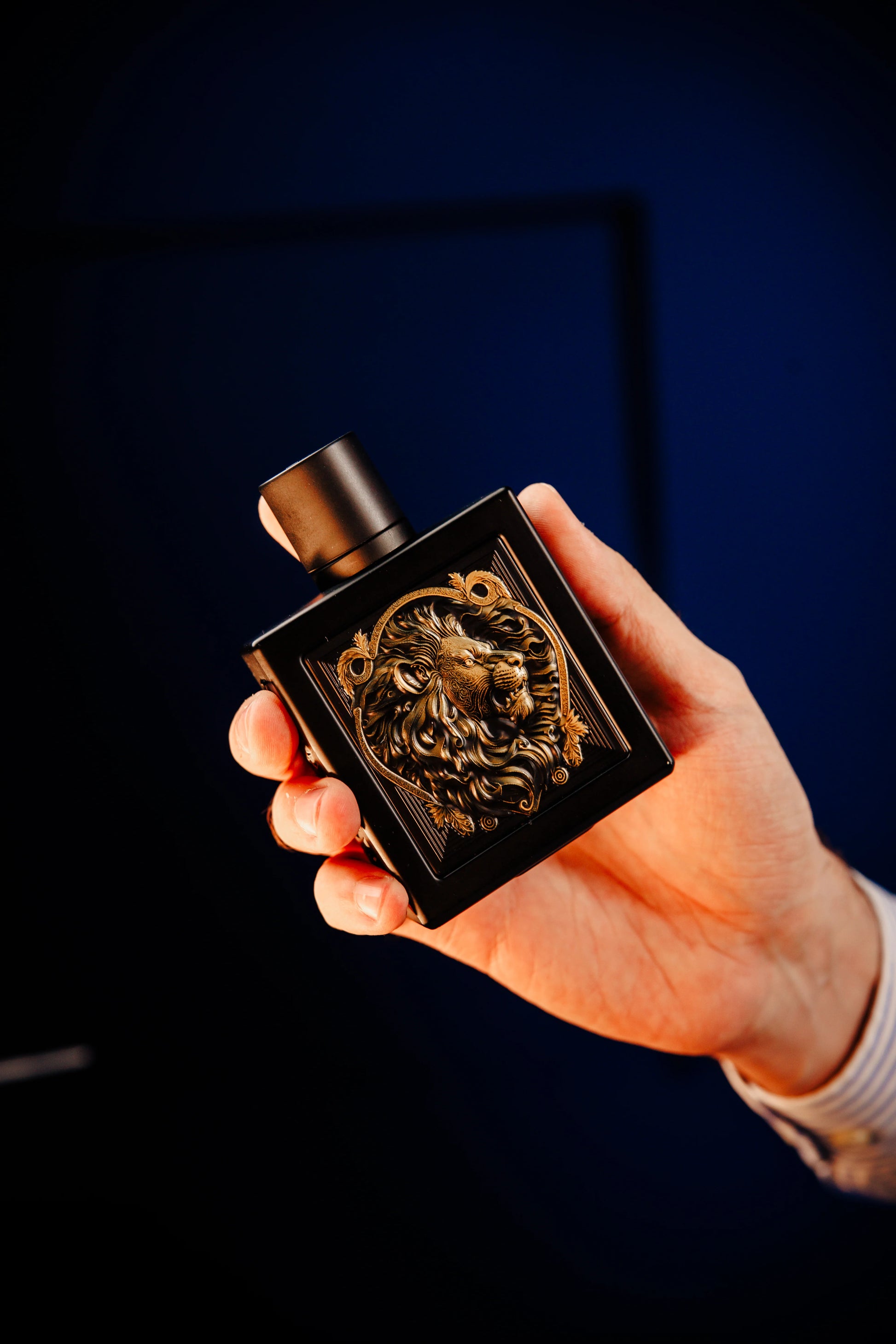 Perfume Rayhaan Lion EDP 100ml frasco elegante con grabado de león y logo dorado