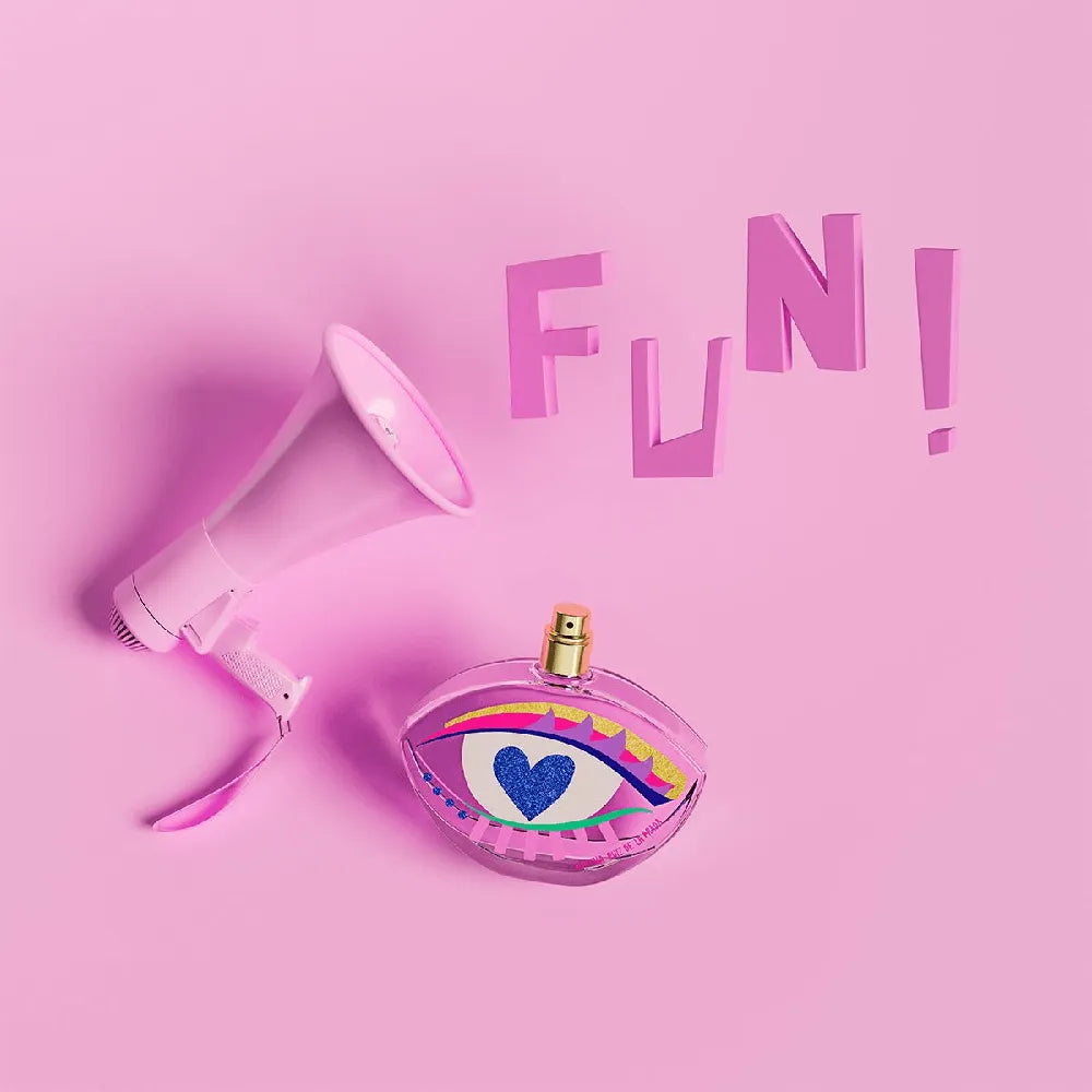 detalle del frasco del perfume look fun agatha ruiz de la prada resaltando su estilo alegre y moderno