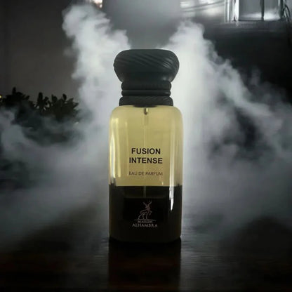 vista lateral del perfume fusion intense maison alhambra 80 ml mostrando detalles del tapón metálico y la etiqueta grabada