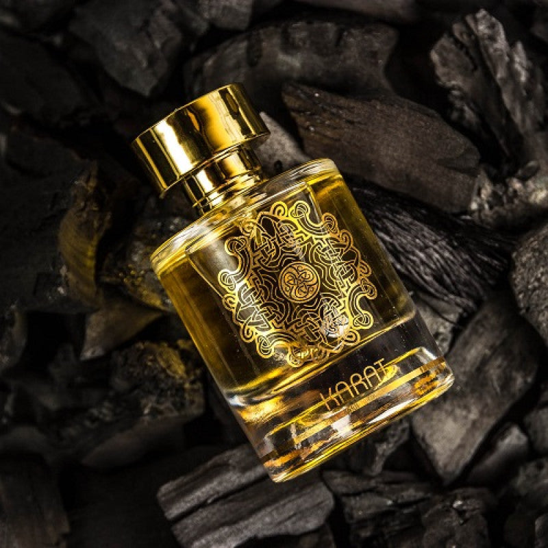 Perfume Maison Alhambra Karat EDP 100ml frasco de lujo con textura geométrica y detalles árabes