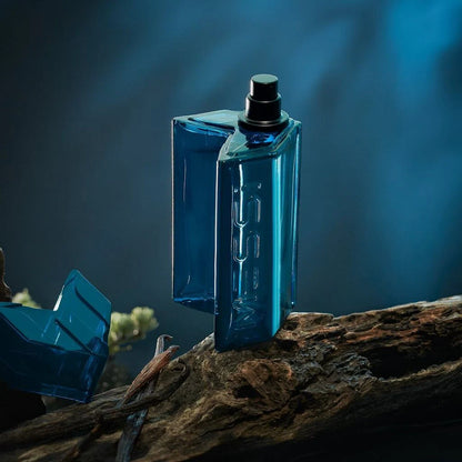 vista lateral del perfume messi eau de parfum resaltando color azul tapa negra con detalles elegantes