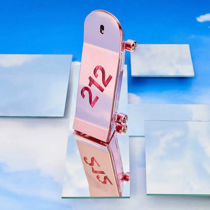 Mujer joven aplicando la fragancia 212 Heroes de Carolina Herrera en la muñeca