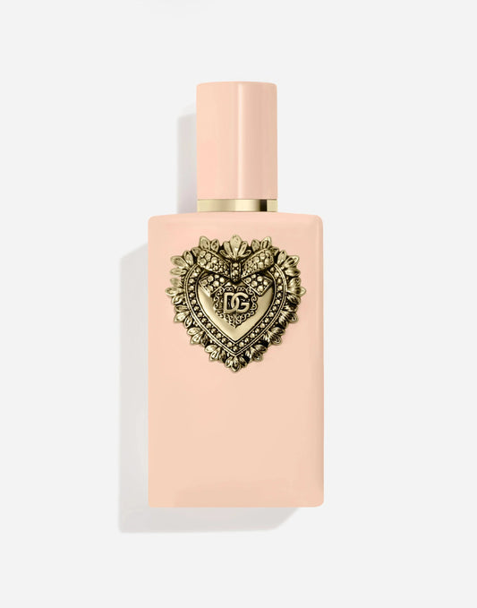 fotografia del perfume my devotion dolce gabbana en angulo frontal mostrando su frasco de vidrio y diseño elegante
