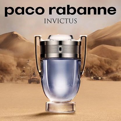 detalle del perfume invictus paco rabanne 100 ml mostrando tapa plateada y líquido transparente con reflejos azulados