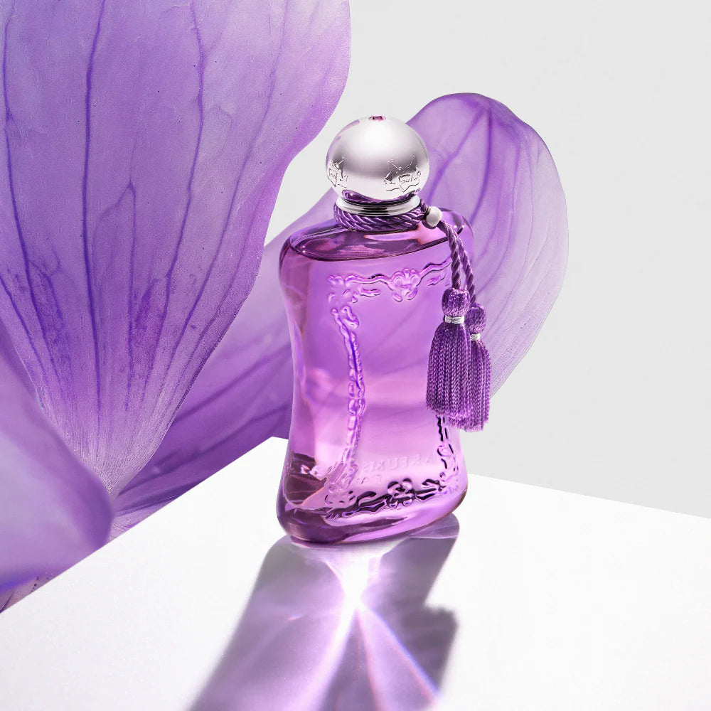 detalle del frasco del perfume palatine parfums de marly con su tapa dorada y tono rosado delicado