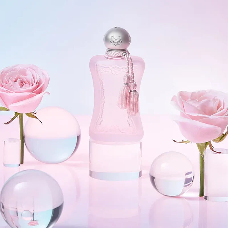 detalle del frasco del perfume delina la rosee con tapa plateada y diseño delicado para mujer