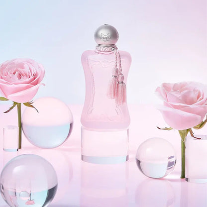 detalle del frasco del perfume delina la rosee con tapa plateada y diseño delicado para mujer