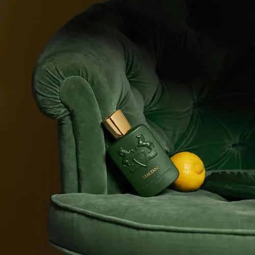 imagen del perfume haltane de parfums de marly mostrando su frasco verde con tapa plateada sobre fondo claro