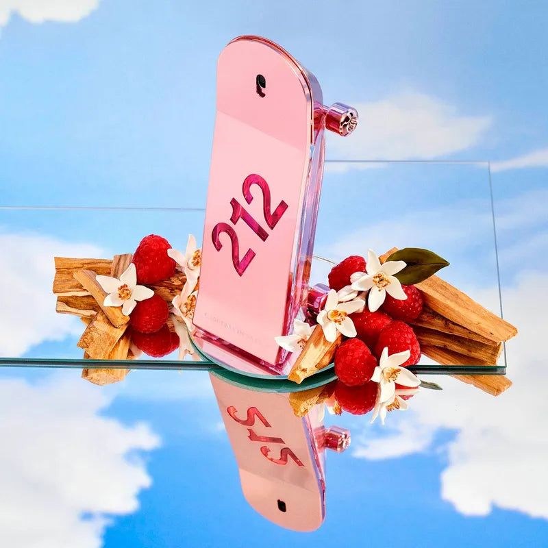 Vista detallada del innovador frasco en forma de monopatín color oro rosa del perfume 212 Heroes Mujer