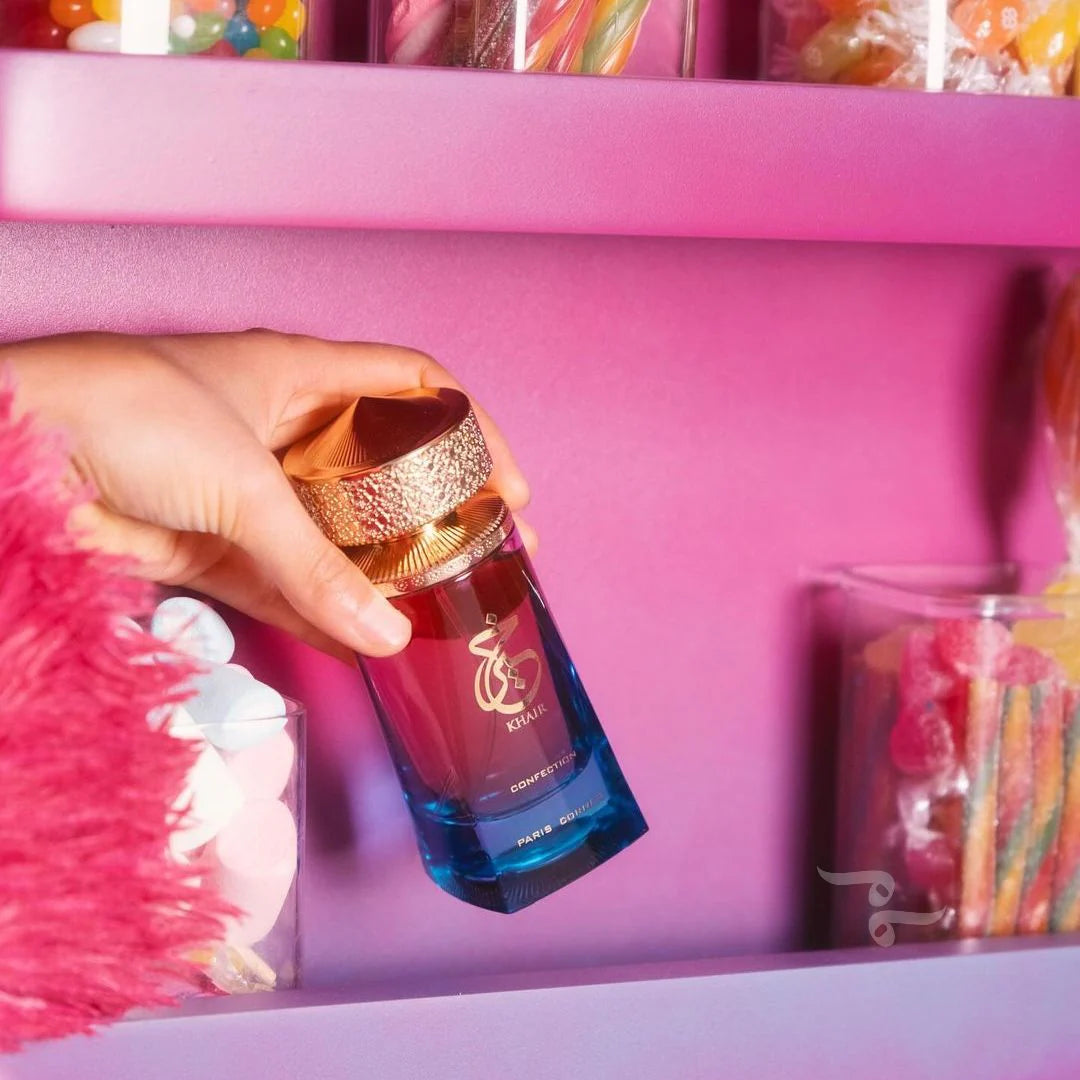 vista lateral del perfume Khair Confection Paris Corner 100ml resaltando su forma y color