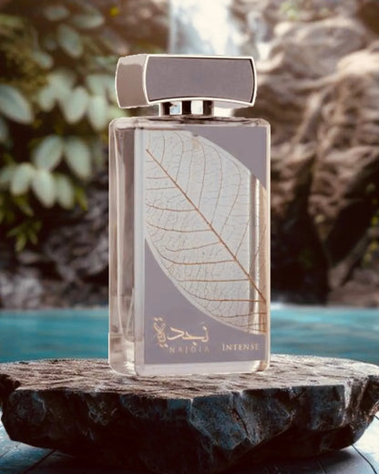 presentación completa del perfume lattafa najdia intense 100 ml junto a su caja original color negro y dorado