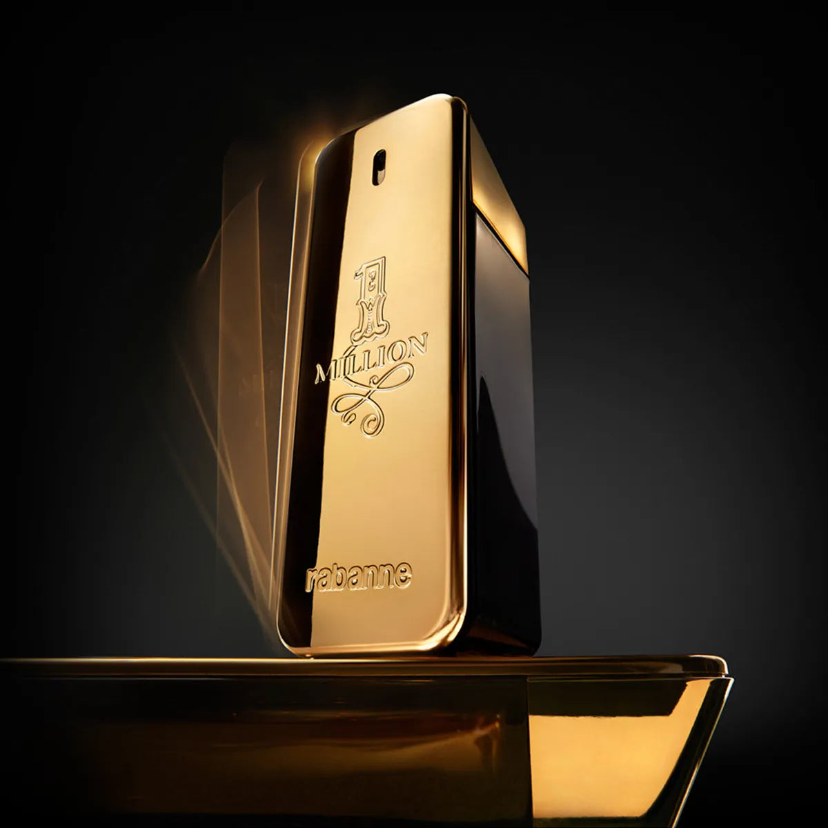 Frasco dorado de Paco Rabanne 1 Million EDT para hombre sobre un escenario oscuro con iluminación cálida y reflejos
