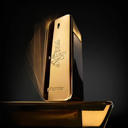 Frasco dorado de Paco Rabanne 1 Million EDT para hombre sobre un escenario oscuro con iluminación cálida y reflejos